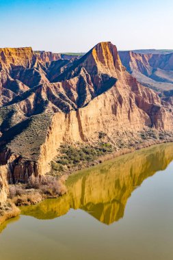 İspanya 'nın Toledo kentinde, Barrancas del burujon adı verilen sisle kaplı kil vadileri.