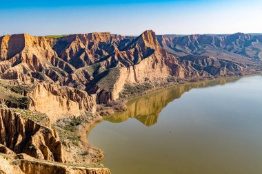 İspanya 'nın Toledo kentinde, Barrancas del burujon adı verilen sisle kaplı kil vadileri.