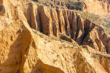 İspanya 'nın Toledo kentinde, Barrancas del burujon adı verilen sisle kaplı kil vadileri.