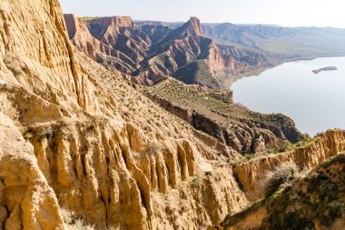 İspanya 'nın Toledo kentinde, Barrancas del burujon adı verilen sisle kaplı kil vadileri.