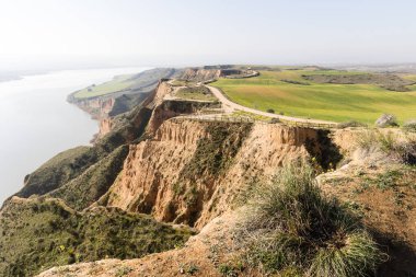 İspanya 'nın Toledo kentinde, Barrancas del burujon adı verilen sisle kaplı kil vadileri.