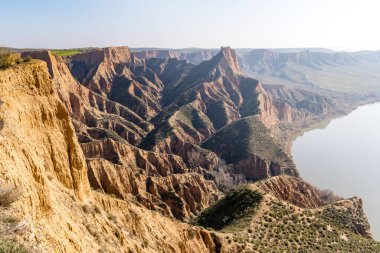 İspanya 'nın Toledo kentinde, Barrancas del burujon adı verilen sisle kaplı kil vadileri.
