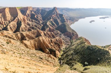 İspanya 'nın Toledo kentinde, Barrancas del burujon adı verilen sisle kaplı kil vadileri.