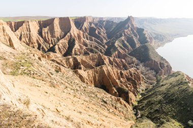 İspanya 'nın Toledo kentinde, Barrancas del burujon adı verilen sisle kaplı kil vadileri.