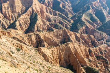 İspanya 'nın Toledo kentinde, Barrancas del burujon adı verilen sisle kaplı kil vadileri.