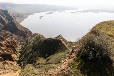 İspanya 'nın Toledo kentinde, Barrancas del burujon adı verilen sisle kaplı kil vadileri.