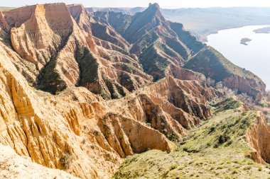 İspanya 'nın Toledo kentinde, Barrancas del burujon adı verilen sisle kaplı kil vadileri.