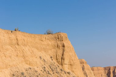 İspanya 'nın Toledo kentinde, Barrancas del burujon adı verilen sisle kaplı kil vadileri.