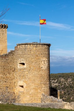 İspanya 'nın Segovia eyaletinde turistler tarafından ziyaret edilebilen Pedraza şatosunun dışındakiler