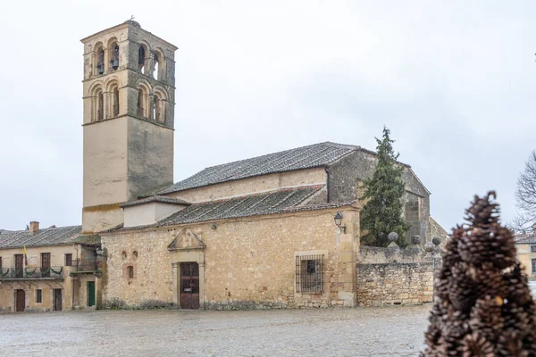 スペインのセゴビア県のペドラサ市の歴史的建造物の主な正方形と詳細 — ストック写真