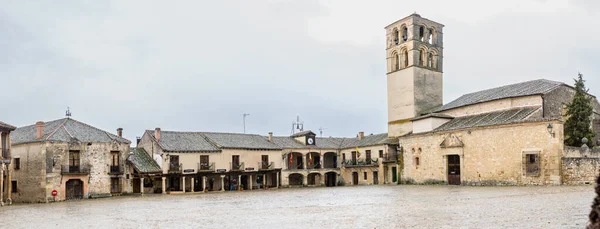 スペインのセゴビア県のペドラサ市の歴史的建造物の主な正方形と詳細 — ストック写真