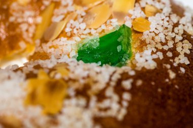 Tahta masanın üzerinde 