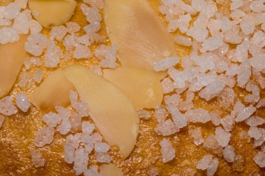 Tahta masanın üzerinde 