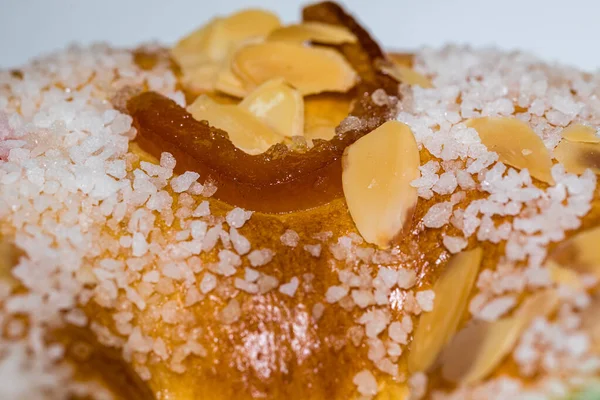 Tahta masanın üzerinde 