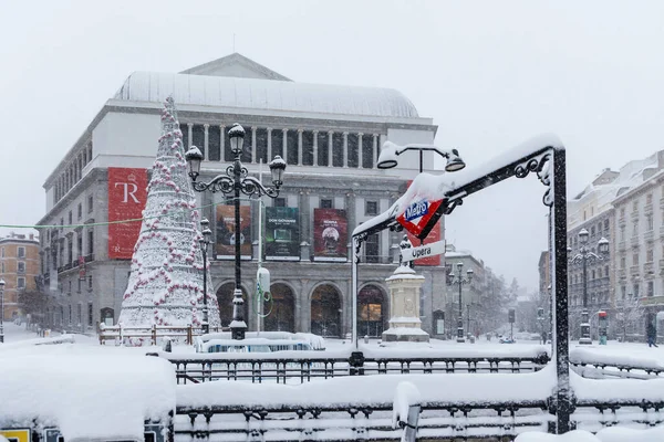 嵐の現象から雪に覆われたマドリードの劇場でロイヤルシアター — ストック写真