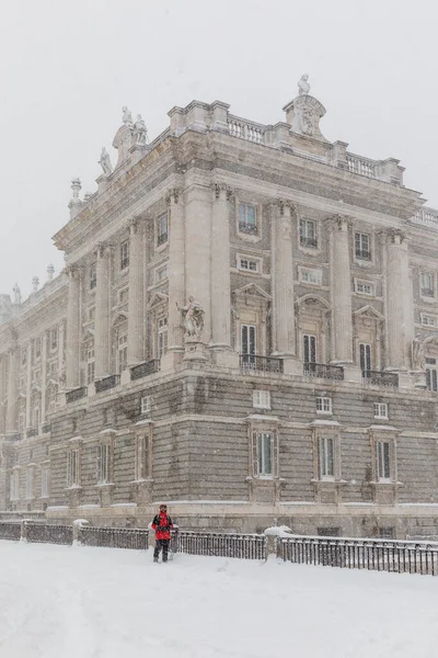 嵐の現象から雪に覆われたマドリードの劇場の王宮 — ストック写真