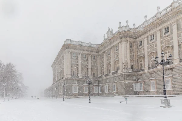 嵐の現象から雪に覆われたマドリードの劇場の王宮 — ストック写真