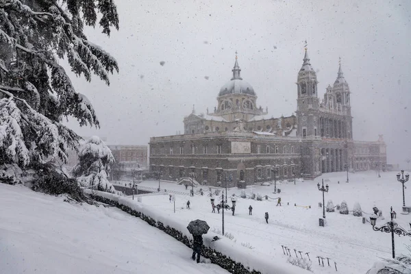 嵐の現象から雪に覆われたマドリードの劇場のAlmudena大聖堂 — ストック写真