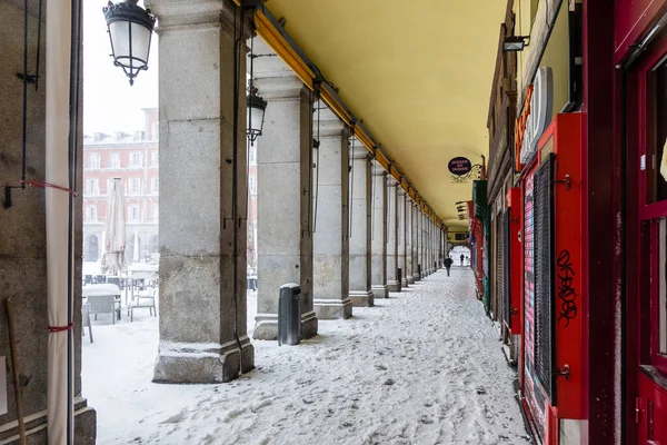 雪嵐のためマドリードの通りの雪景色 Filomenaメイン広場 — ストック写真
