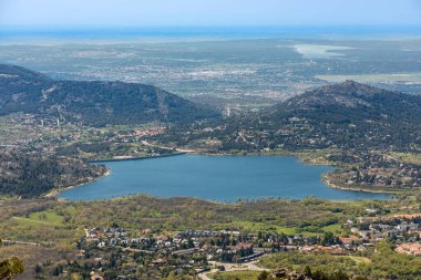 İspanya 'nın Madrid eyaletindeki Guadarrama Dağları' ndaki Navacerrada Barajı manzarası