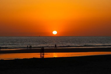 Sancti Petri 'deki La Barrosa plajında gün batımı, Cadiz, İspanya