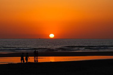 Sancti Petri 'deki La Barrosa plajında gün batımı, Cadiz, İspanya