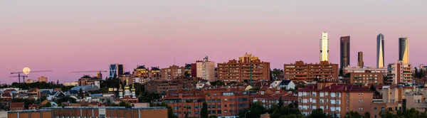 Księżyc Nad Czterema Wieżami Madrycie — Zdjęcie stockowe