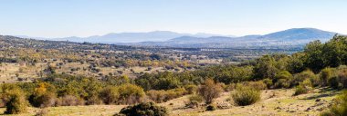 İspanya 'nın Madrid eyaletindeki Sierra de Guadarrama' dan geçen sonbahar renkleriyle Lozoya Vadisi