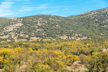 İspanya 'nın Madrid eyaletindeki Sierra de Guadarrama' dan geçen sonbahar renkleriyle Lozoya Vadisi