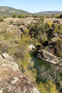 İspanya 'nın Madrid eyaletindeki Sierra de Guadarrama' dan geçen sonbahar renkleriyle Lozoya nehri.