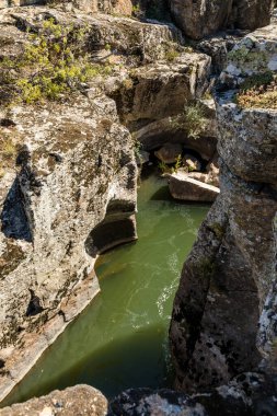 İspanya 'nın Madrid eyaletindeki Sierra de Guadarrama' dan geçen Kongosto köprüsü, sonbahar renkleriyle