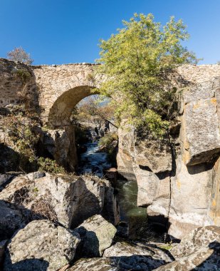 İspanya 'nın Madrid eyaletindeki Sierra de Guadarrama' dan geçen Kongosto köprüsü, sonbahar renkleriyle
