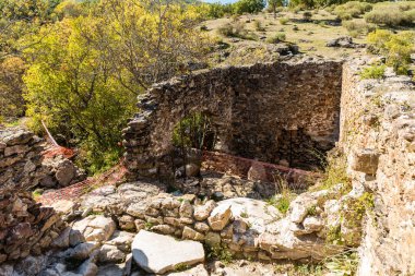 İspanya 'nın Madrid eyaletindeki Sierra de Guadarrama' dan geçen sonbahar renkleriyle Lozoya nehri.