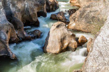 İspanya 'nın Madrid eyaletindeki Sierra de Guadarrama' dan geçen sonbahar renkleriyle Lozoya nehri.