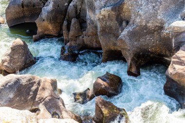 İspanya 'nın Madrid eyaletindeki Sierra de Guadarrama' dan geçen sonbahar renkleriyle Lozoya nehri.