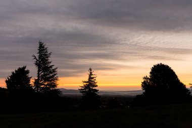 Madrid 'deki Navacerrada barajının duvarından gün doğumu.