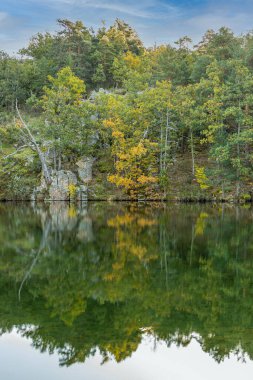 Sierra de Guadarrama 'daki Presa del Pradillo Şelalesi, Madrid, İspanya