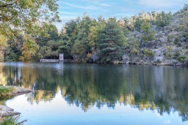 Sierra de Guadarrama 'daki Presa del Pradillo Şelalesi, Madrid, İspanya