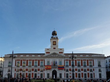 Madrid İspanya, Puerta del Sol 'da gökyüzü manzaralı şehir.