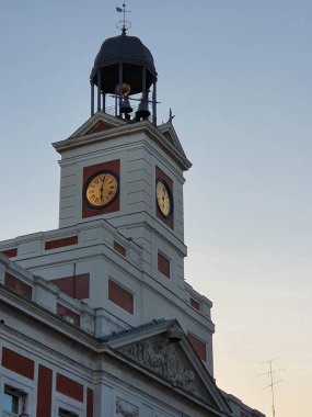 Madrid İspanya, Puerta del Sol 'da gökyüzü manzaralı şehir.