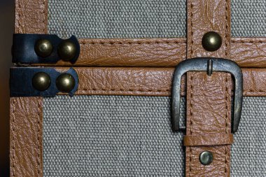 Tahta meşe sandık, metal kilitler, dekoratif tasarım, beyaz arka planda izole edilmiş, profil dörtte üç..