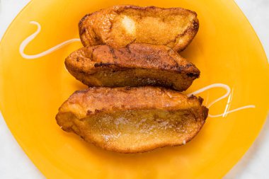 tipik İspanyol tatlı için bir yığın torrijas, Oruç ve Paskalya, beyaz zemin üzerine