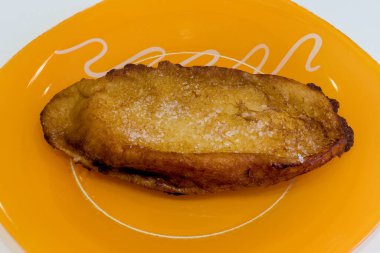 tipik İspanyol tatlı için bir yığın torrijas, Oruç ve Paskalya, beyaz zemin üzerine