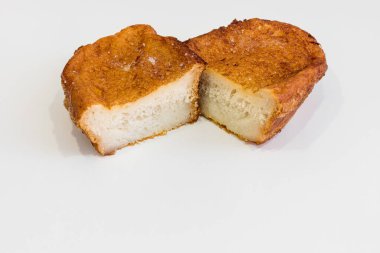 tipik İspanyol tatlı için bir yığın torrijas, Oruç ve Paskalya, beyaz zemin üzerine