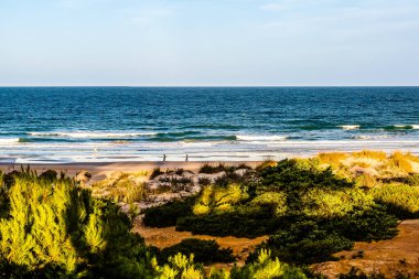 Sancti Petri 'deki La Barrosa plajında gün batımı, Cadiz, İspanya