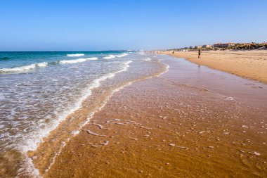 Sancti Petri 'deki La Barrosa plajında gün batımı, Cadiz, İspanya