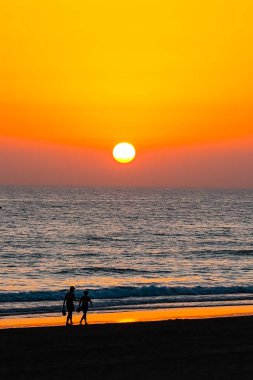 Sancti Petri 'deki La Barrosa plajında gün batımı, Cadiz, İspanya