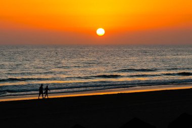 Sancti Petri 'deki La Barrosa plajında gün batımı, Cadiz, İspanya