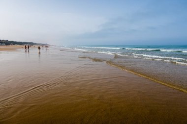 La Barrosa plajı, sular çekildiğinde, Sancti Petri, Chiclana de la Frontera, Cadiz, İspanya