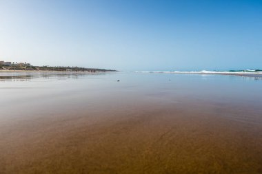 La Barrosa plajı, sular çekildiğinde, Sancti Petri, Chiclana de la Frontera, Cadiz, İspanya